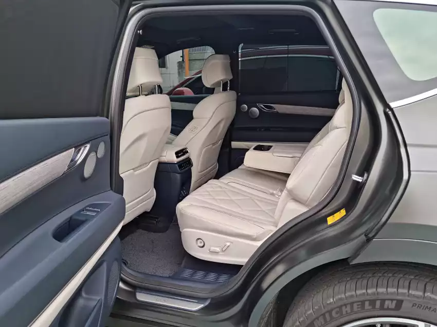 옆에서 본 2024 GV80의 2열입니다.