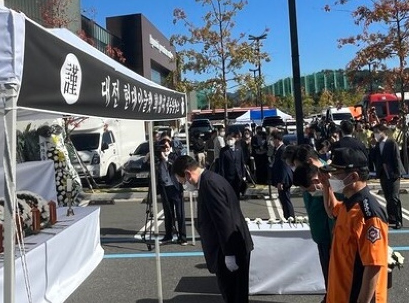 조문중인 현대백화점 회장