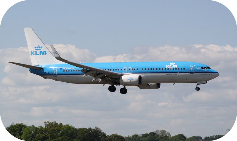 KLM-보잉-B737-800-여객기-구름낀-하늘-비행중