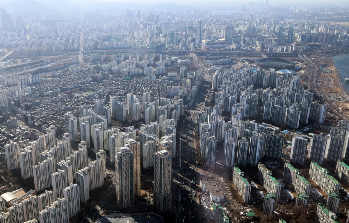 토지거래허가구역인 잠실동 엘스, 리센츠, 트리지움, 레이크팰리스 아파트를 내려다 본 모습.