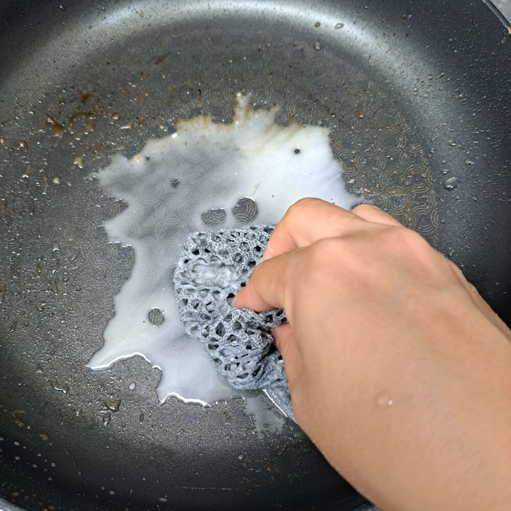 밀가루 천연세제로 기름때있는 후라이팬을 닦는다