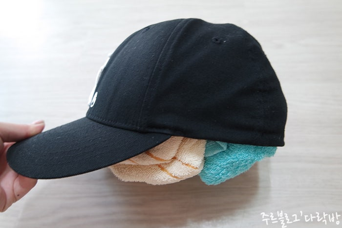 모자 안에 수건 넣은 사진