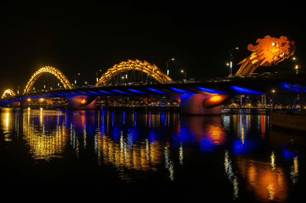 베트남 다낭의 용 다리 밤풍경