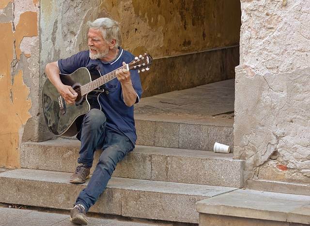 기타 공연 하는 노인