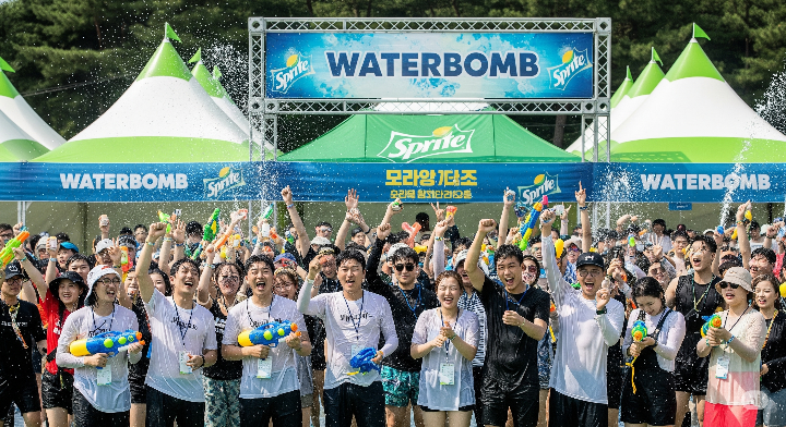 스프라이트 스폰서십 부스와 함께 워터밤 페스티벌을 즐기는 사람들