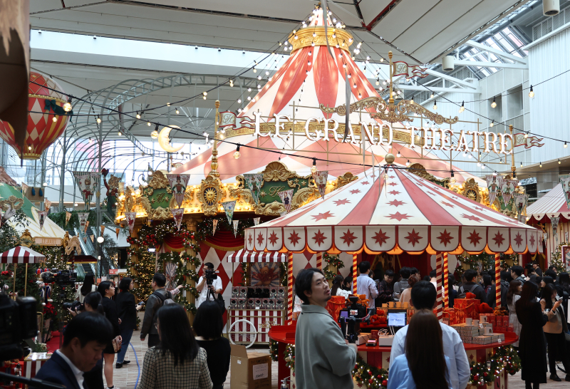 지난달 1일부터 크리스마스 장식을 선보인 더현대 서울.