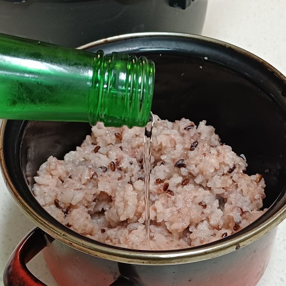 떡진 밥에 소주를 넣어 수분 조절을 시도하는 과정