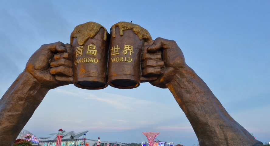 중국 칭다오의 맥주축제, 맥주 잔을 든 두 손이 잔을 부딪히는 모습의 큰 조형물