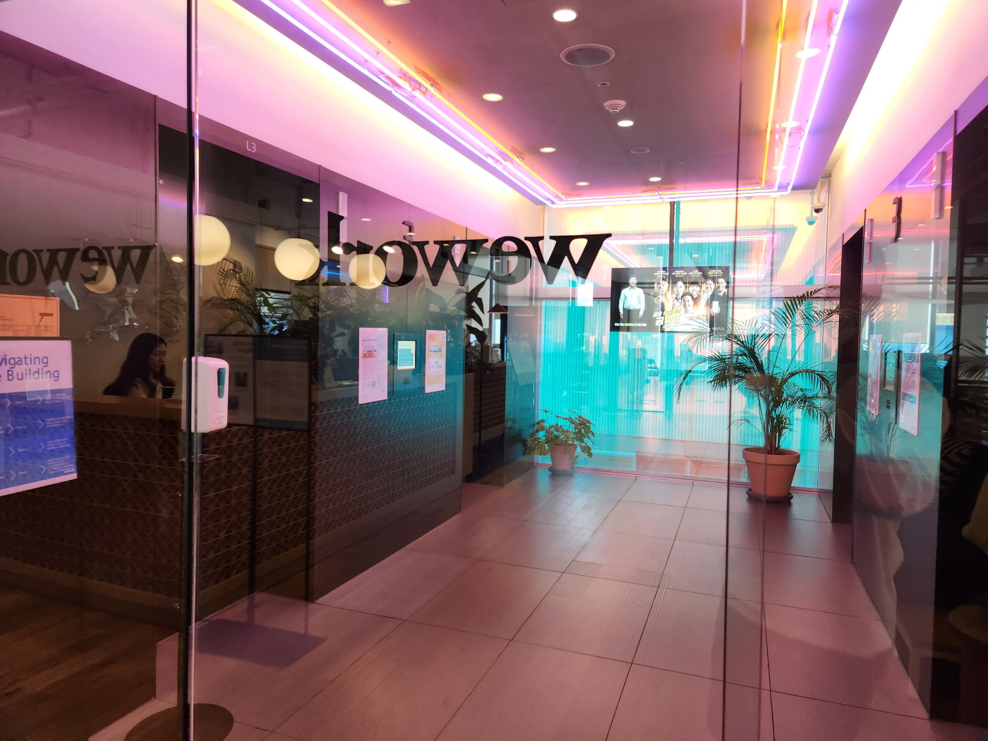 위워크 서면점 3층 메인라운지 입구