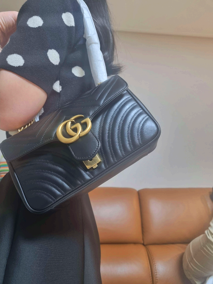 마몬트 어깨에 맨 모습