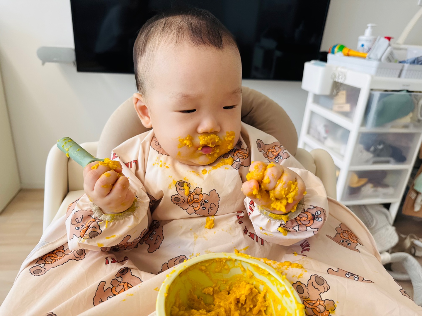 얼굴과 손에 단호박을 잔뜩 묻히고 집중하는 9개월 아기 찬솔이의 식사 시간