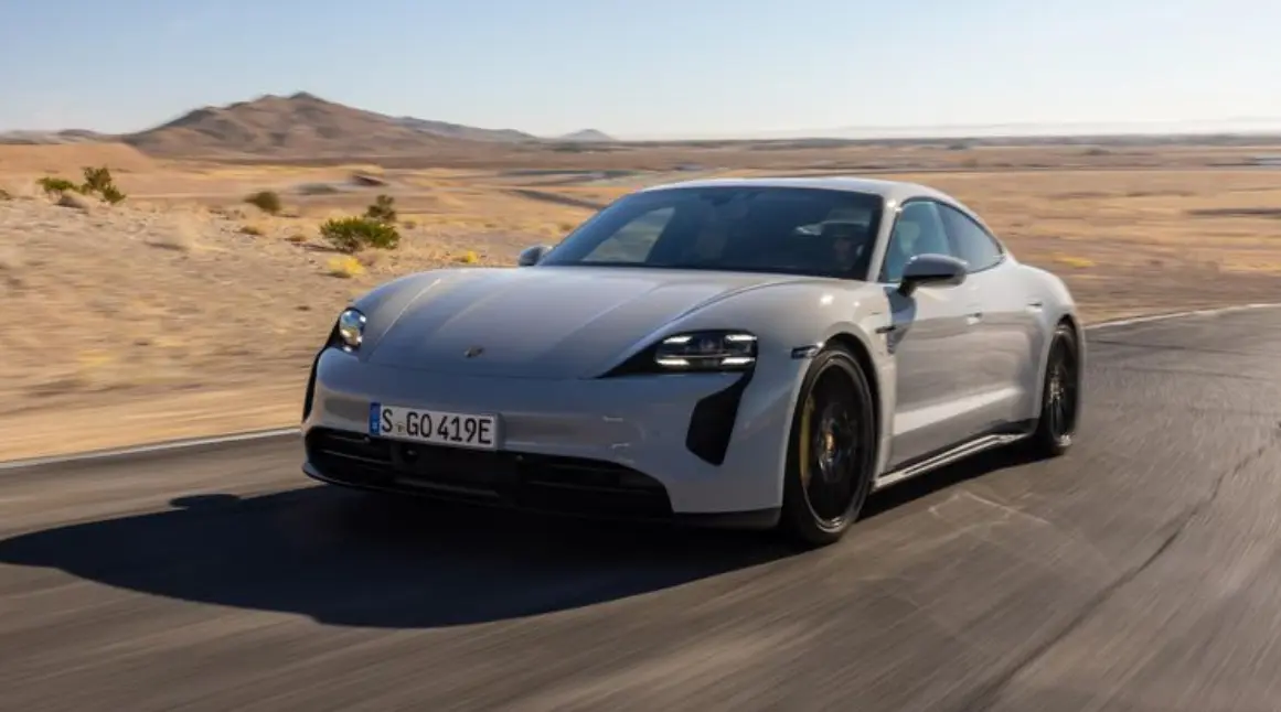 사막-도로위를-주행하는-포르쉐-타이칸-GTS-모습
