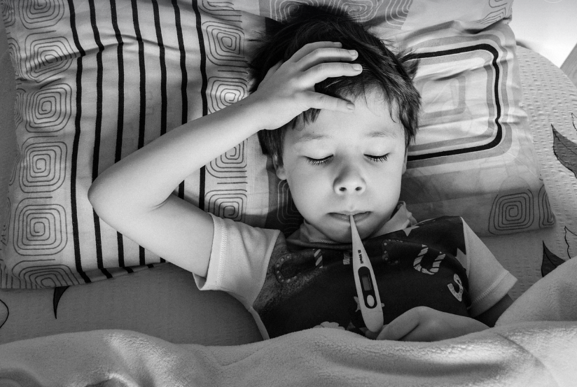 누워서 체온체크중인 아이사진