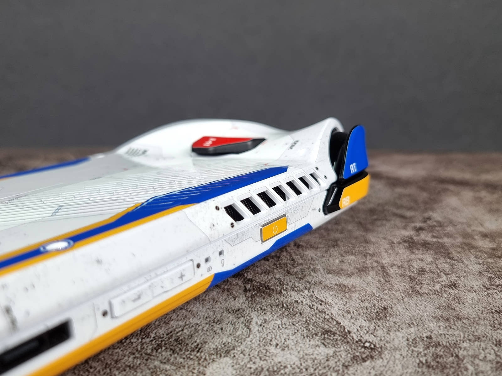 팝 스킨의 ROG Ally 건담 에디션 스킨