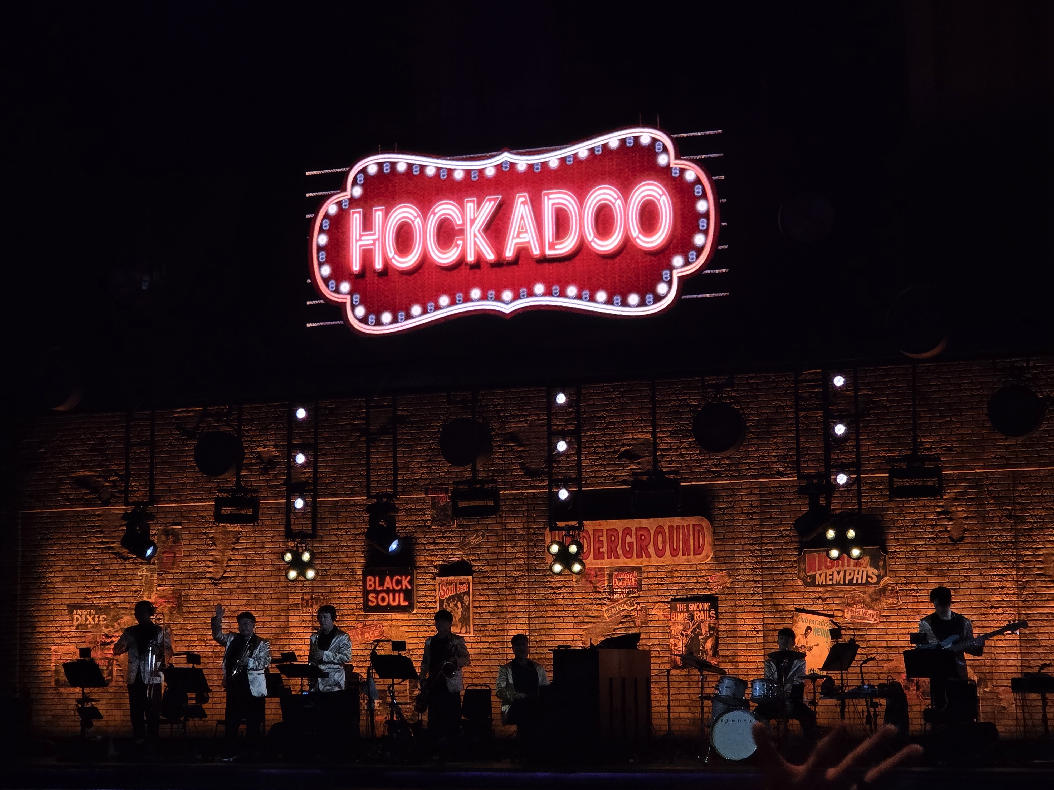 뮤지컬 멤피스 커튼콜 후 밴드 연주 장면, 무대 상단 HOCKADOO 네온사인과 연주자들의 실루엣