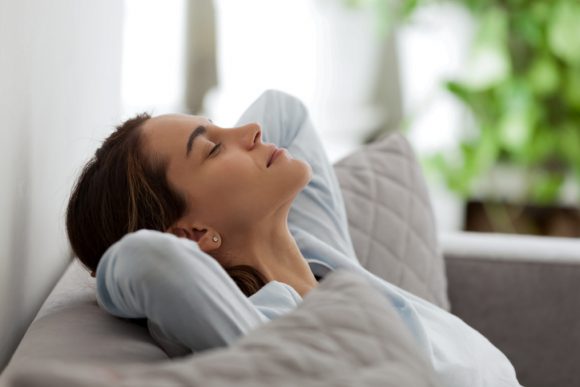 편안하게 휴식을 취하는 사람의 모습