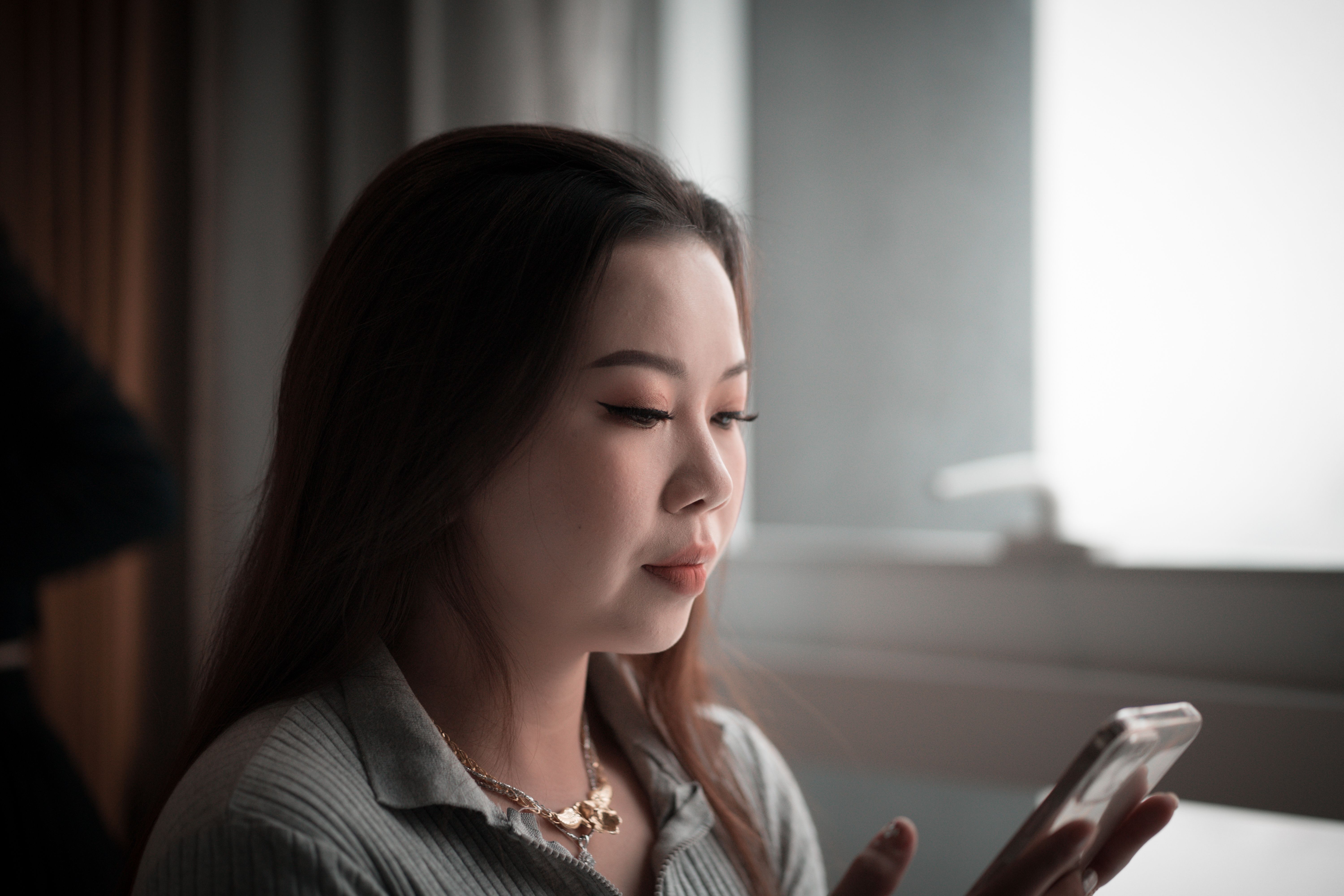휴대폰에서 약정 상태를 확인하는 생활 상황을 보여 주는 설명용 사진입니다.