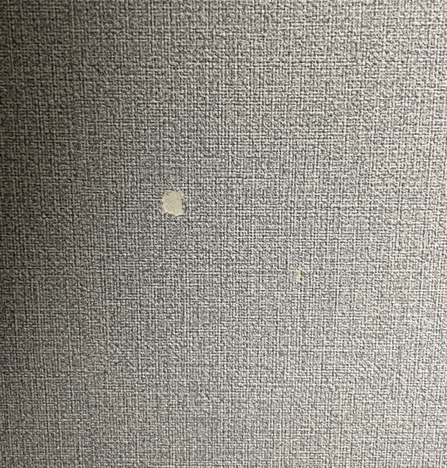 구멍이 생겨버린 벽지