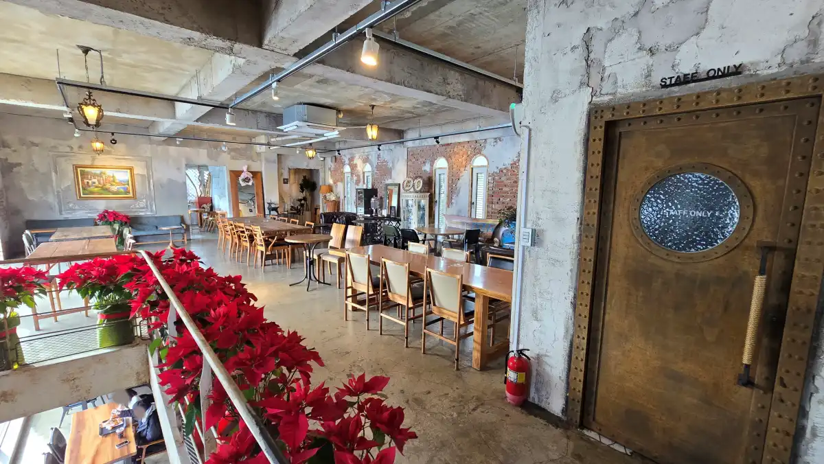 3층 인테리어:미술품,꽃장식,거울