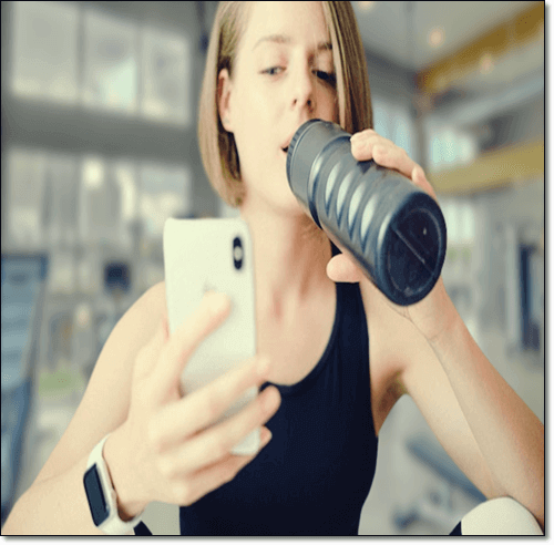 다이어트 중인 여성, 단백질 쉐이크 마시는 여성