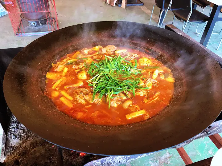 솥뚜껑 닭볶음탕 참나무 장작 솥뚜껑 묵은지 삼겹살 원주 맛집 추천