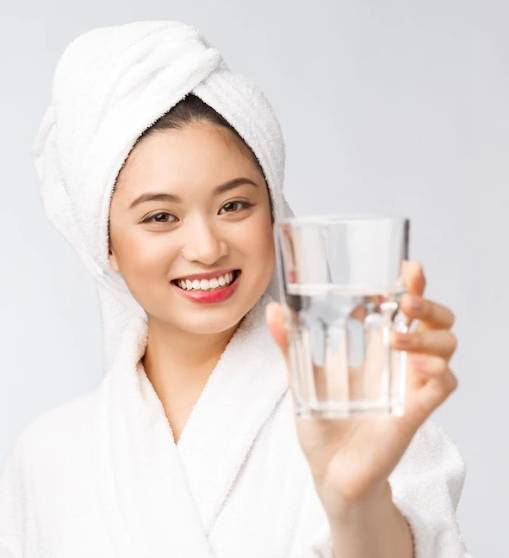 물컵을 들고 있는 가운을 입은 여성