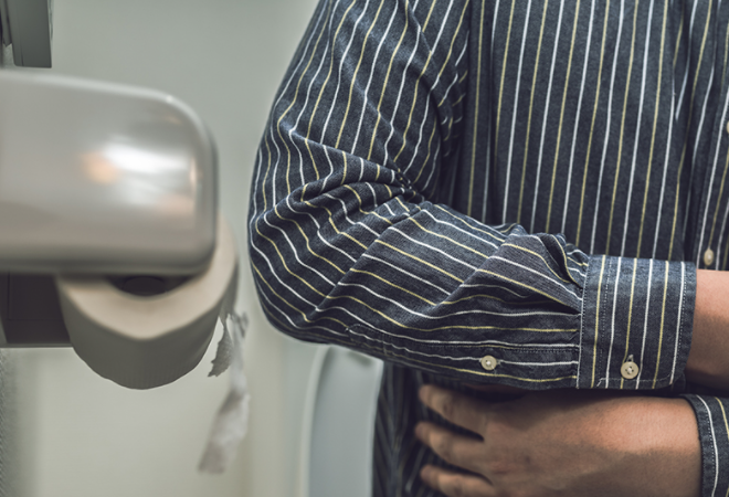 배를 부여잡은 남성