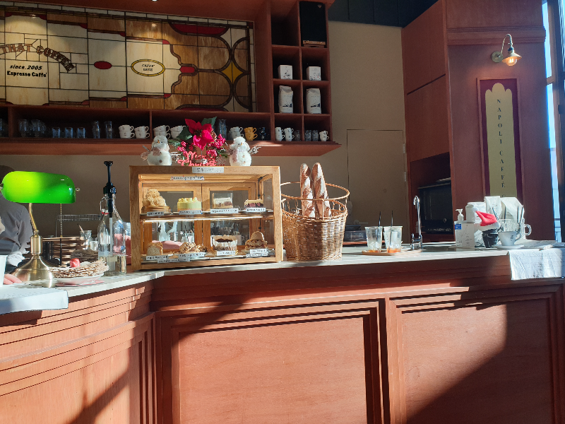 픽업대 옆 베이커리 진열대가 작게 구성되어 있다.