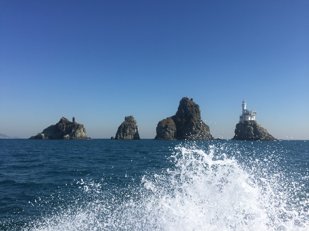 배위에서 오륙도를 찍은 사진