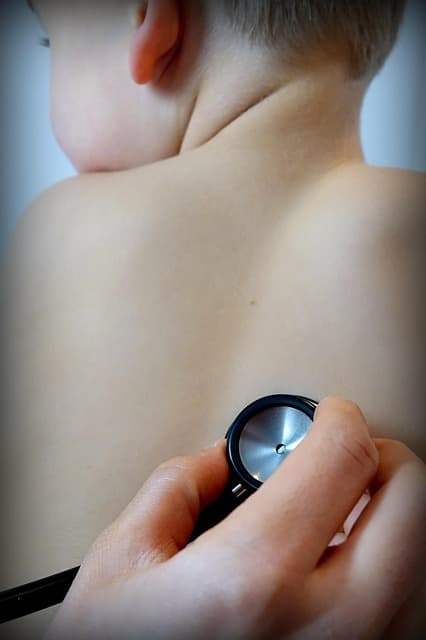 진찰을 받고 있는 어린이의 모습