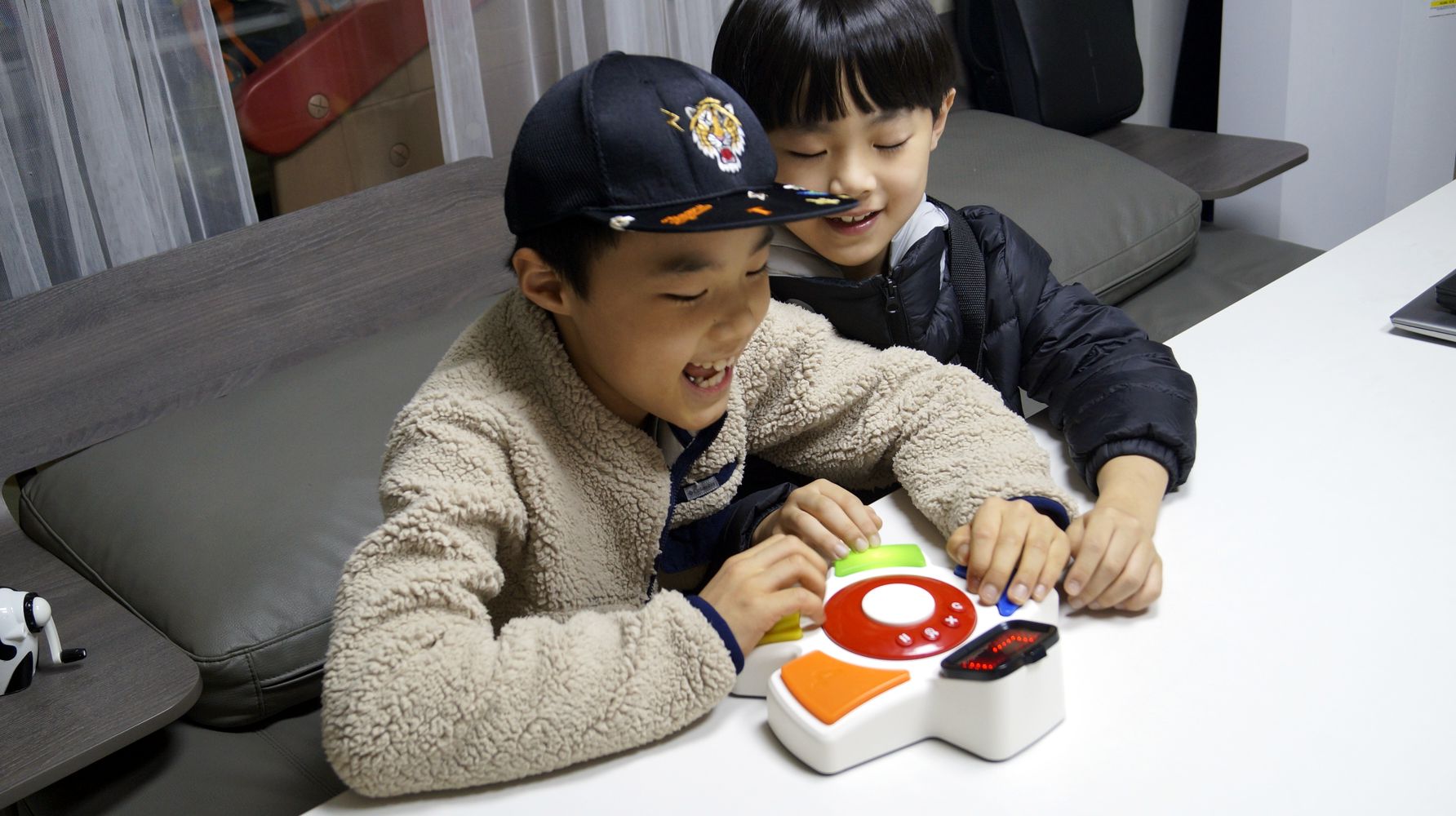 초성로봇으로 초성게임하는 아이들