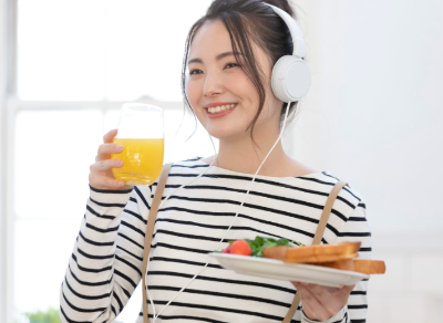 음악을 듣고 있는 여성