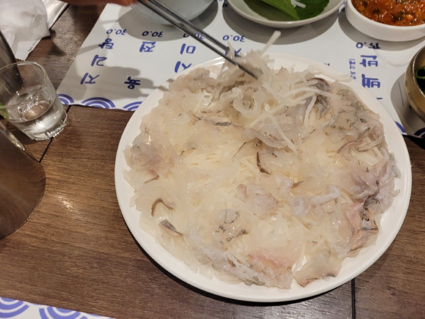 무채와 함께 먹는 숙성회