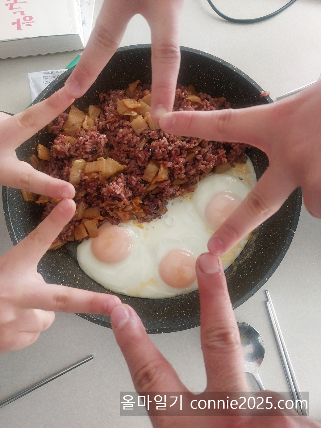 아빠가 정성껏 차려준 김치볶음밥과 아이들의 인증샷]