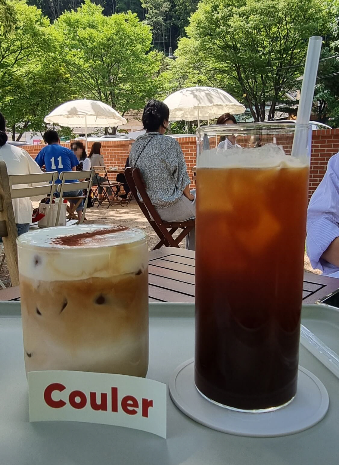 코울러 야외 마당에 사람들