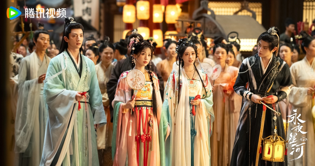 영야성하-시장에서 구경하는 네 명의 주인공모습