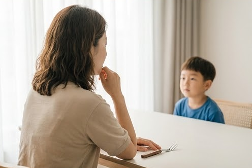 잠시 숨을 고르며 아들의 이야기를 기다리는 엄마