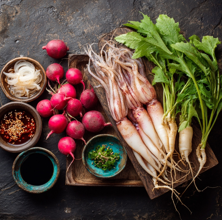 도마위 오징어와 국을 끓이기위한 재료들