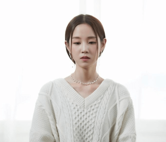 박보람이-하얀-니트-티를-입고-진주-목걸이를-한-채-시선을-아래로-향하고-있는-정면-사진