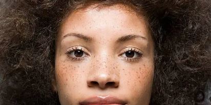 주근깨가 눈아래에 있는 여자 사진