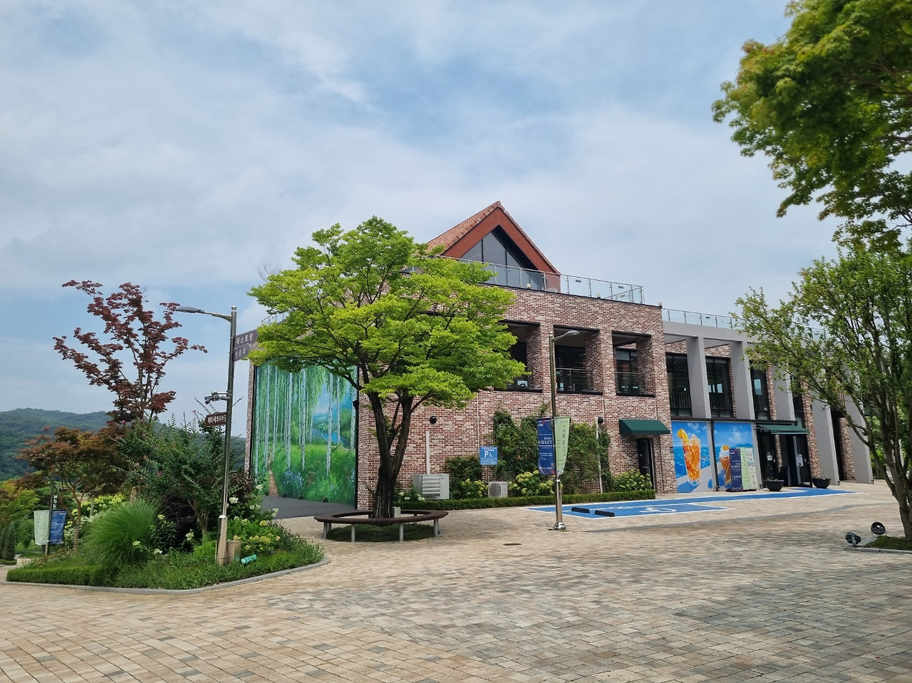 민속촌 인근 백암면 주변에는 전망 좋은 카페