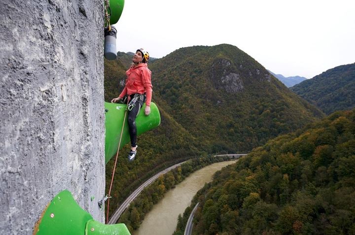 얀야가 굴뚝 등반 중 홀드에 걸터앉은 사진