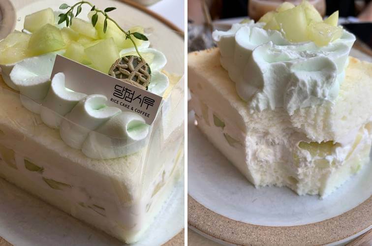 쌀이 들어간 빵 패티와 신선한 멜론 과일