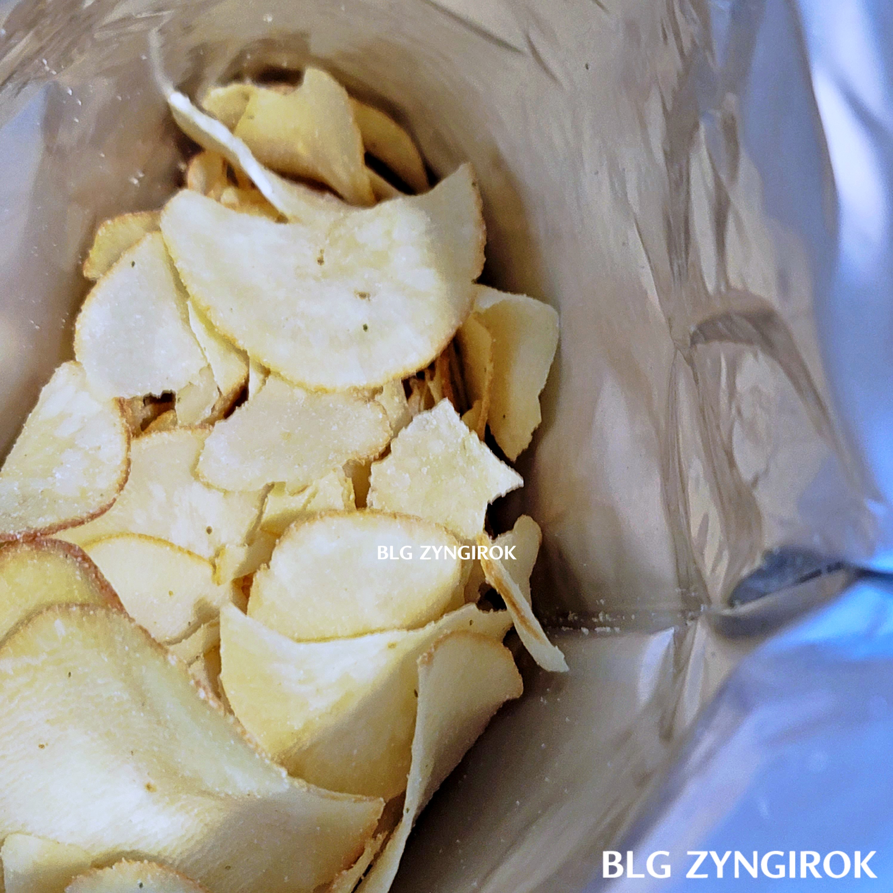 이마트 판매중인 크리스피 리얼 카사바칩 - 사워어니언맛 봉지속 칩 모습이다.