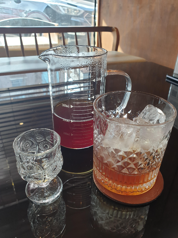 아이스커피는 커피가 든 비커와 시음용 잔 그리고 얼음컵이 제공된다.