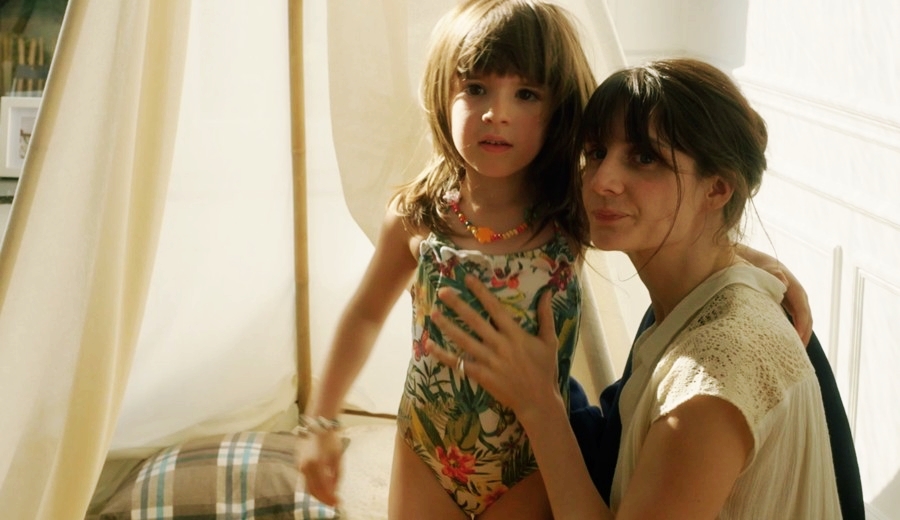 소녀와 엄마의 모습