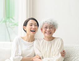 국민연금 재정적적자 개혁정책-활짝웃는모녀