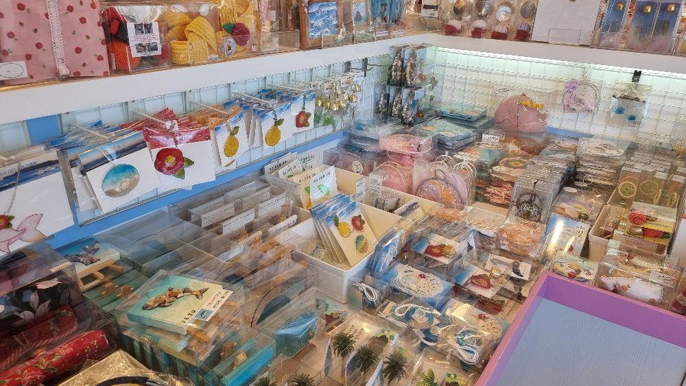 소품샵 제스토리 선반 위 소품