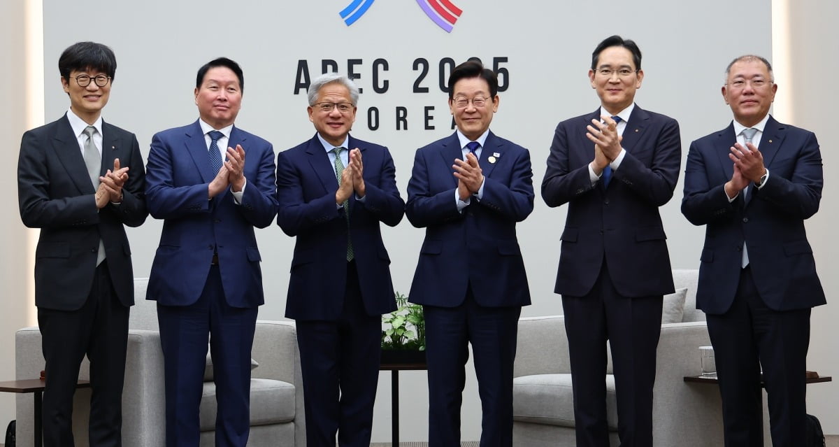 이재명 대통령이 10월 31일 APEC 정상회의장인 경주화백컨벤션센터에서 젠슨 황 엔비디아 최고경영자 접견에 앞서 국내 기업 대표들과 함께 기념촬영을 하고 있다. 왼쪽부터 이해진 네이버 이사회 의장, 최태원 SK그룹 회장, 젠슨 황, 이재명 대통령, 이재용 삼성전자 회장, 정의선 현대차그룹 회장.