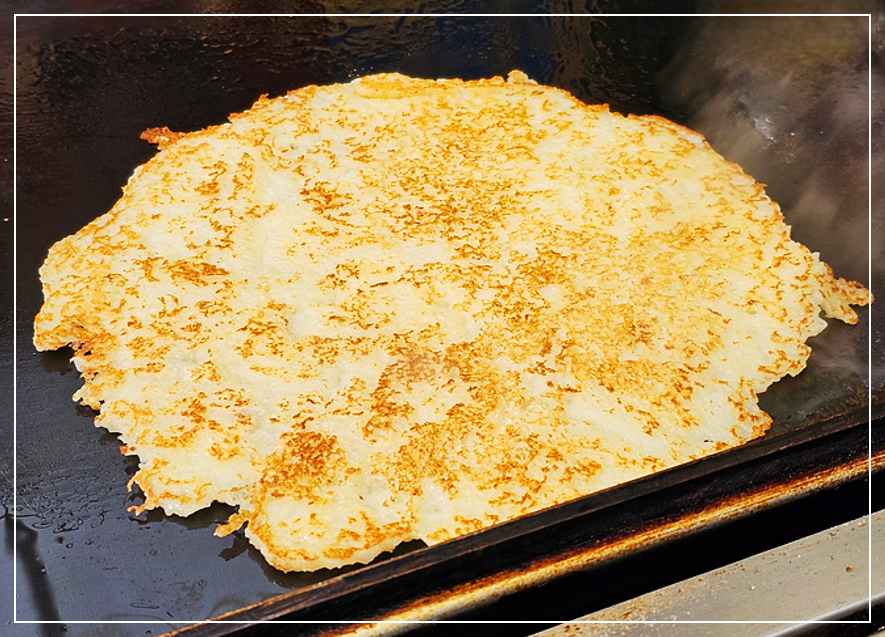 노릇 노릇하게 잘 부쳐진 감자전 클로즈업